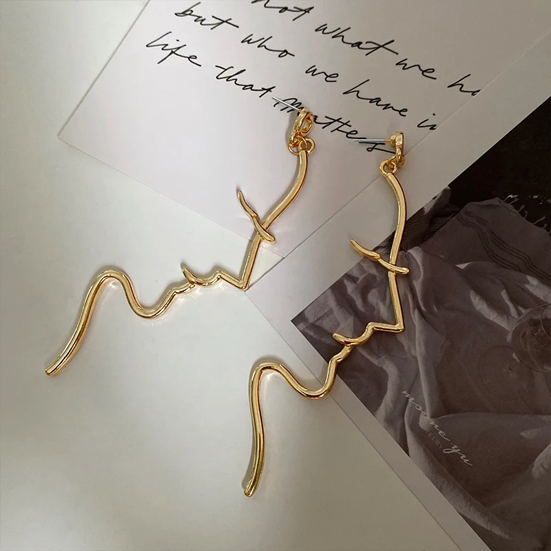 Exaggerated personality European and American abstract art line face earrings female exquisite simple high cool temperament cool