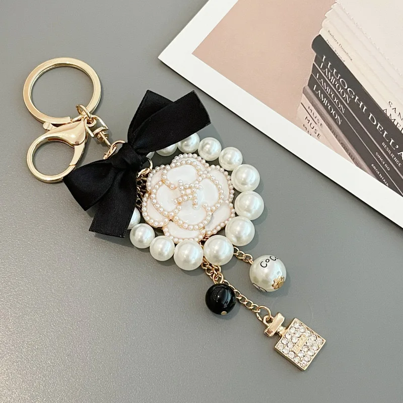 New Model Small Fragrant Wind Pearl Perfume Bottle Bow Key Chain Fashion Lady Bag Luxury Accessories Car Key Buckle