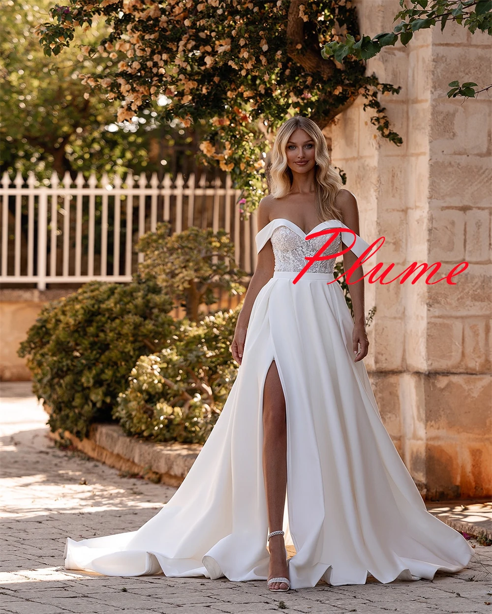 ที่กําหนดเองสีขาวซาตินชุดเจ้าสาวเรียบง่าย Strapless ปิดไหล่แขนสั้นชุดแต่งงาน Chapel Train ชุดเปลือย