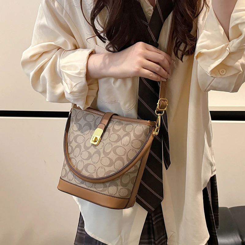

High-End Luxury Tote Bag for Women with Minimalist Design Large Capacity and Solid Color Elegant Leather Classic