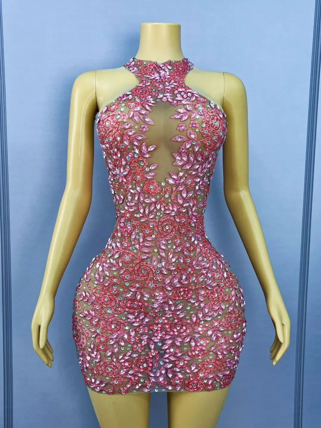 ชุดมินิเดรสตาข่ายซีทรูประดับคริสตัลสีชมพูระยิบระยับ สายคล้องคอ ทรงบอดี้คอน สำหรับผู้หญิง ใส่ไปงานกลางคืน งานพรอม งานค็อกเทล งานอีเว้นท์ ยี่ห้อเฟนหยานเหม่ยกุย