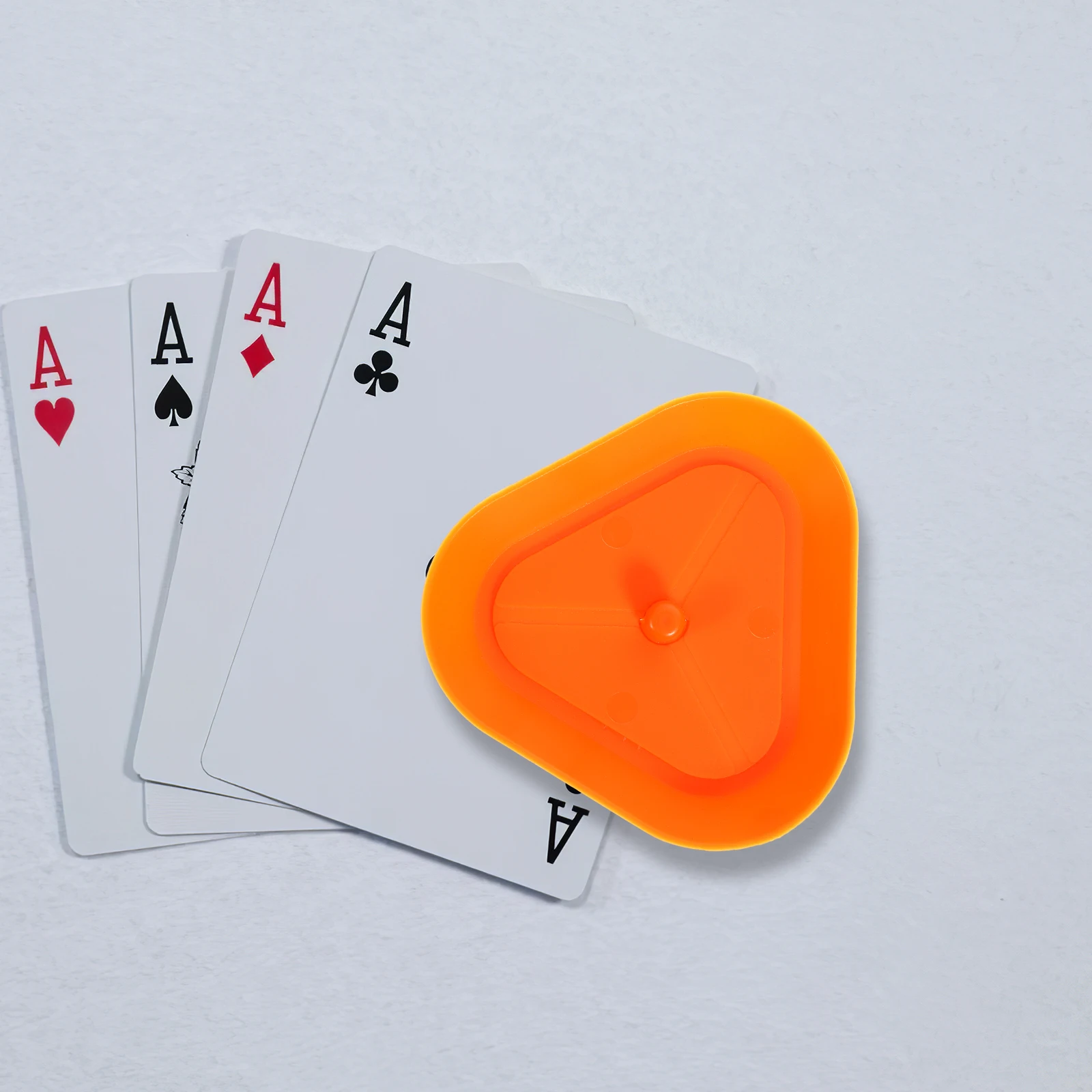 

ABS Triangle Playing Card Holder Hands Clipper Stand for Cards Games Adult Kids Family Gathering Supplies 1PC