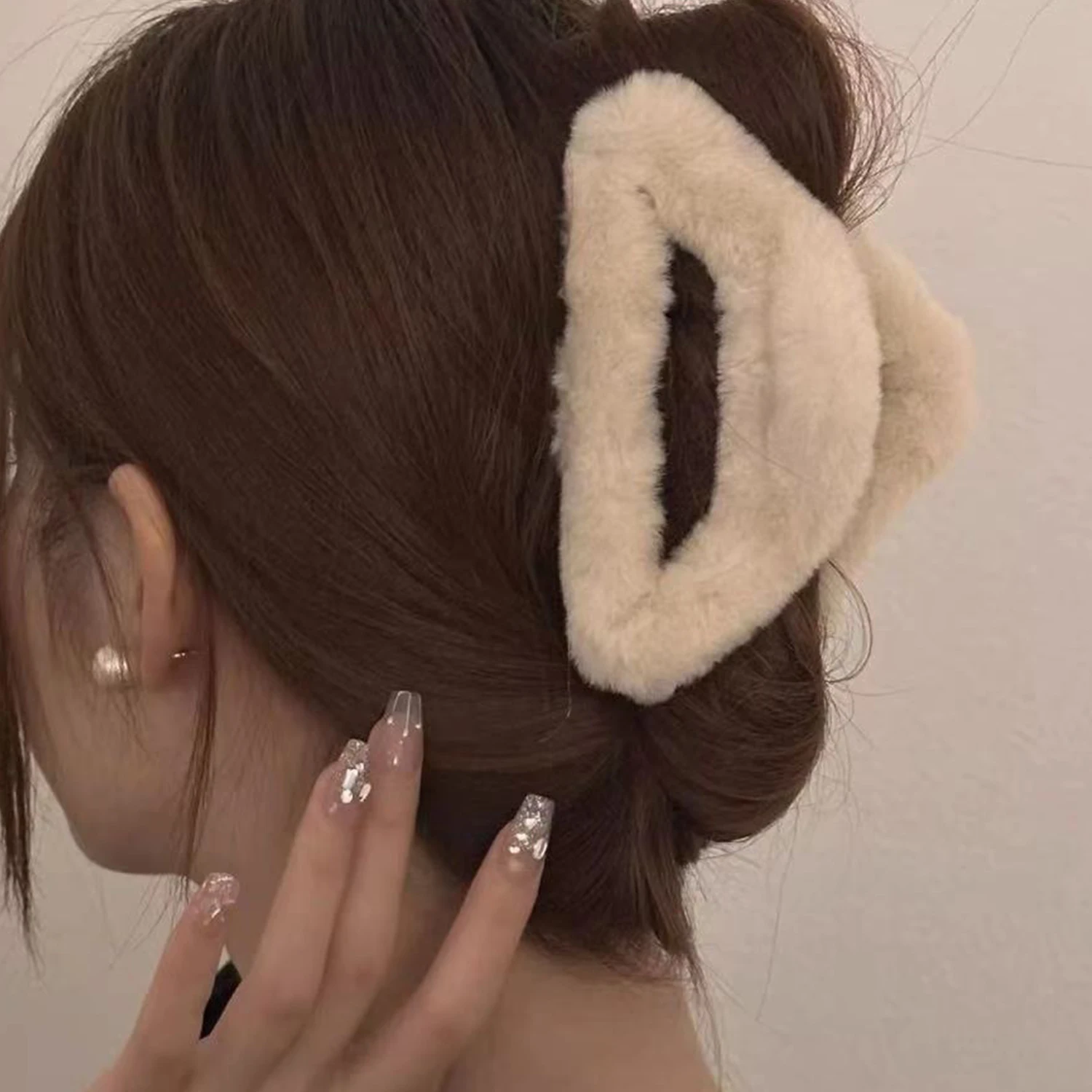 

Fashion Simple Plush Hair Claws For Women Girls Winter Triangle Fuzzy Hair Clips Hair Clasp Clip Party Headwear Hair Accessories