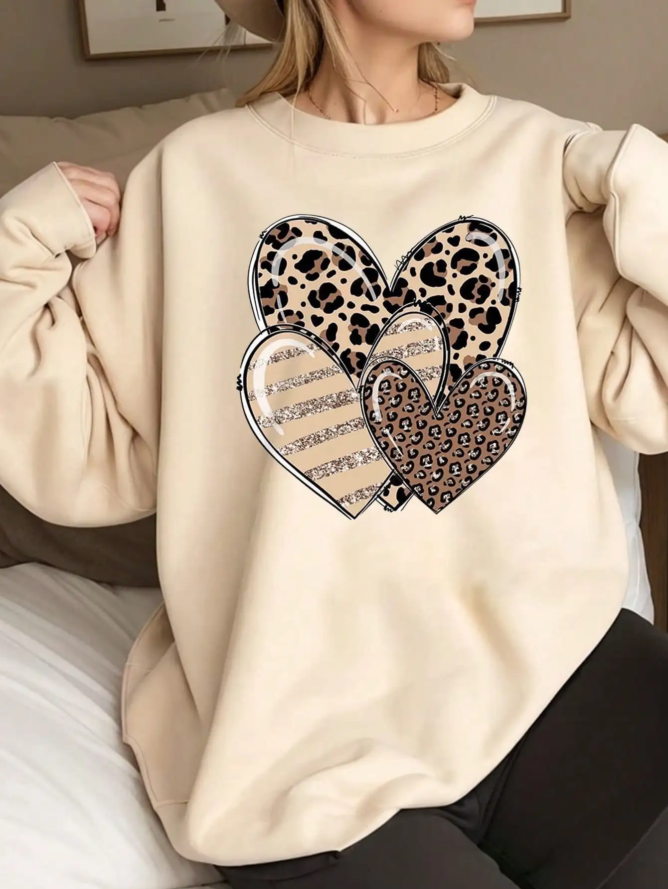 

Oversized Leopard Heart Print Sweatshirt for Women, Casual Loose Fit Pullover with Glitter Stripes