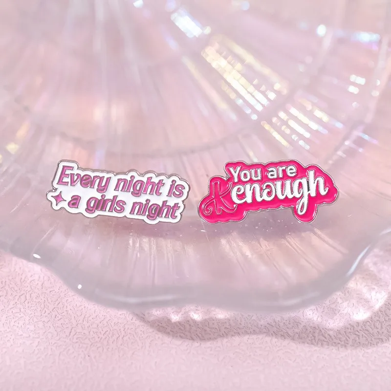 Nuevo broche con letras de la serie rosa, bonito PIN de metal con frase en inglés