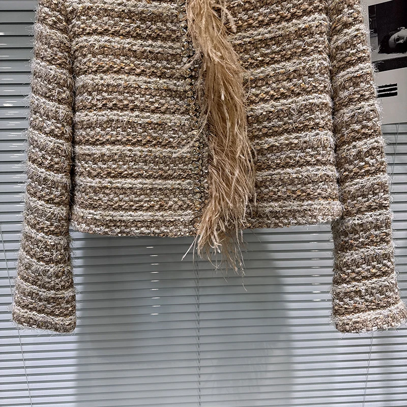 เสื้อโค้ทผู้หญิงสไตล์ฝรั่งเศส  คอลเลคชั่นฤดูใบไม้ร่วง-ฤดูหนาว  ผ้าทวีดแต่งขอบขนนก  บุขนเป็ด  ดีไซน์ทันสมัย  คอทรงกลม  หรูหรา  แบบสั้น