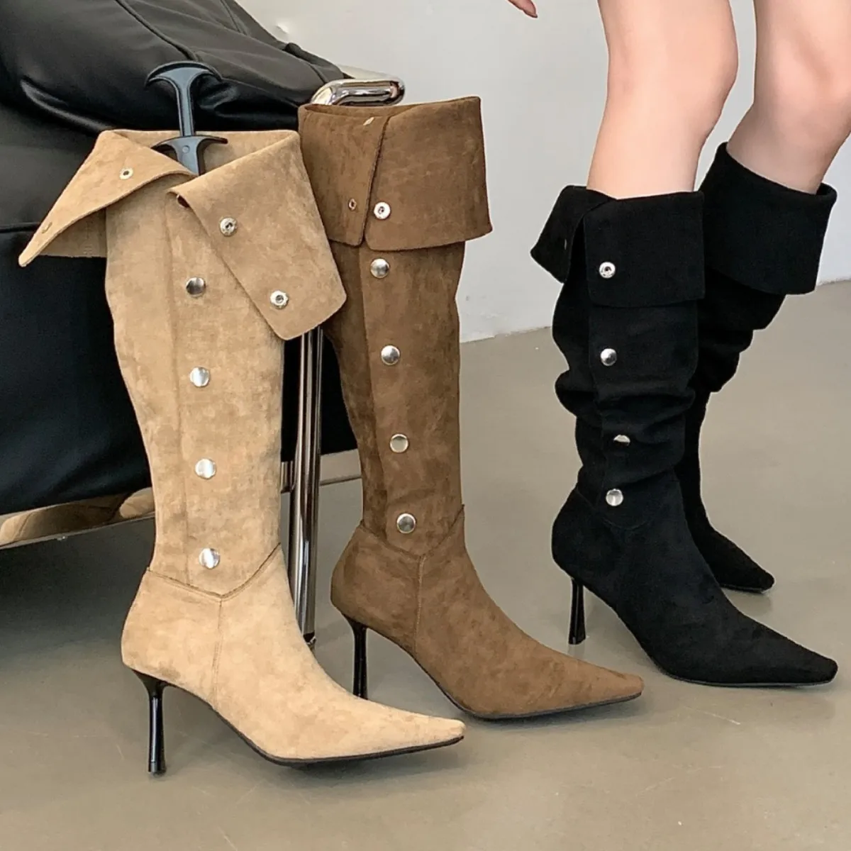 2025, neue Retro-Damenstiefel, mattes Wildleder, mittlere Western-Cowboystiefel, hoher Schaft, grober Absatz, Ritterstiefel