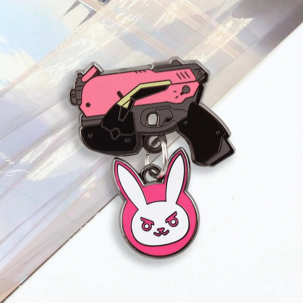 Overwatch rosa coelho broche rosa criativo dos desenhos animados bonito coelho luz arma esmalte pino jogo periférico metal crachá colar jóias