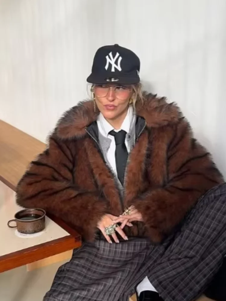 

Chic Women Lapel Fur Jacket Elegant Long Sleeve Loose Short Zipper Outerwear Fashionable 2025 Winter New Casual Lady Daily Coats