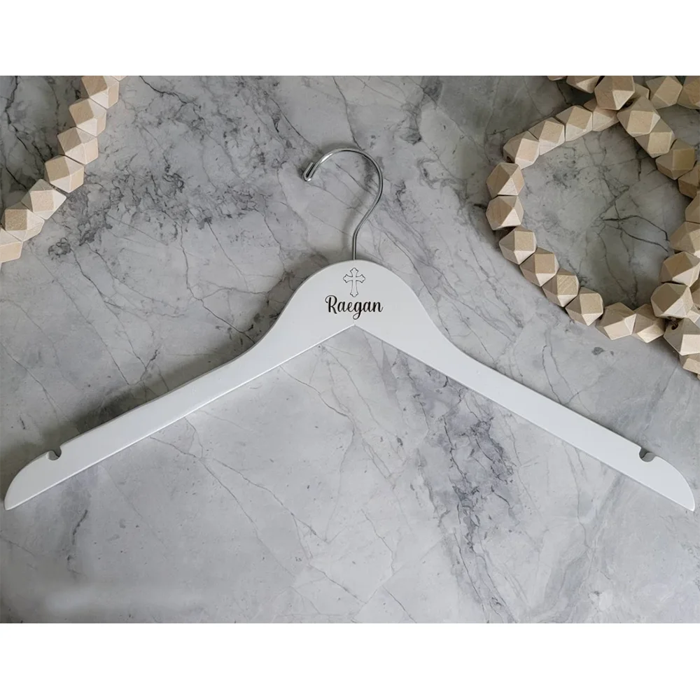 Personalisierter Holz-Kleiderbügel für Taufe, Kommunion und Festkleider mit Gravur, Langlebig und Rutschfest für Baby- und Kinderkleider – Detail 2