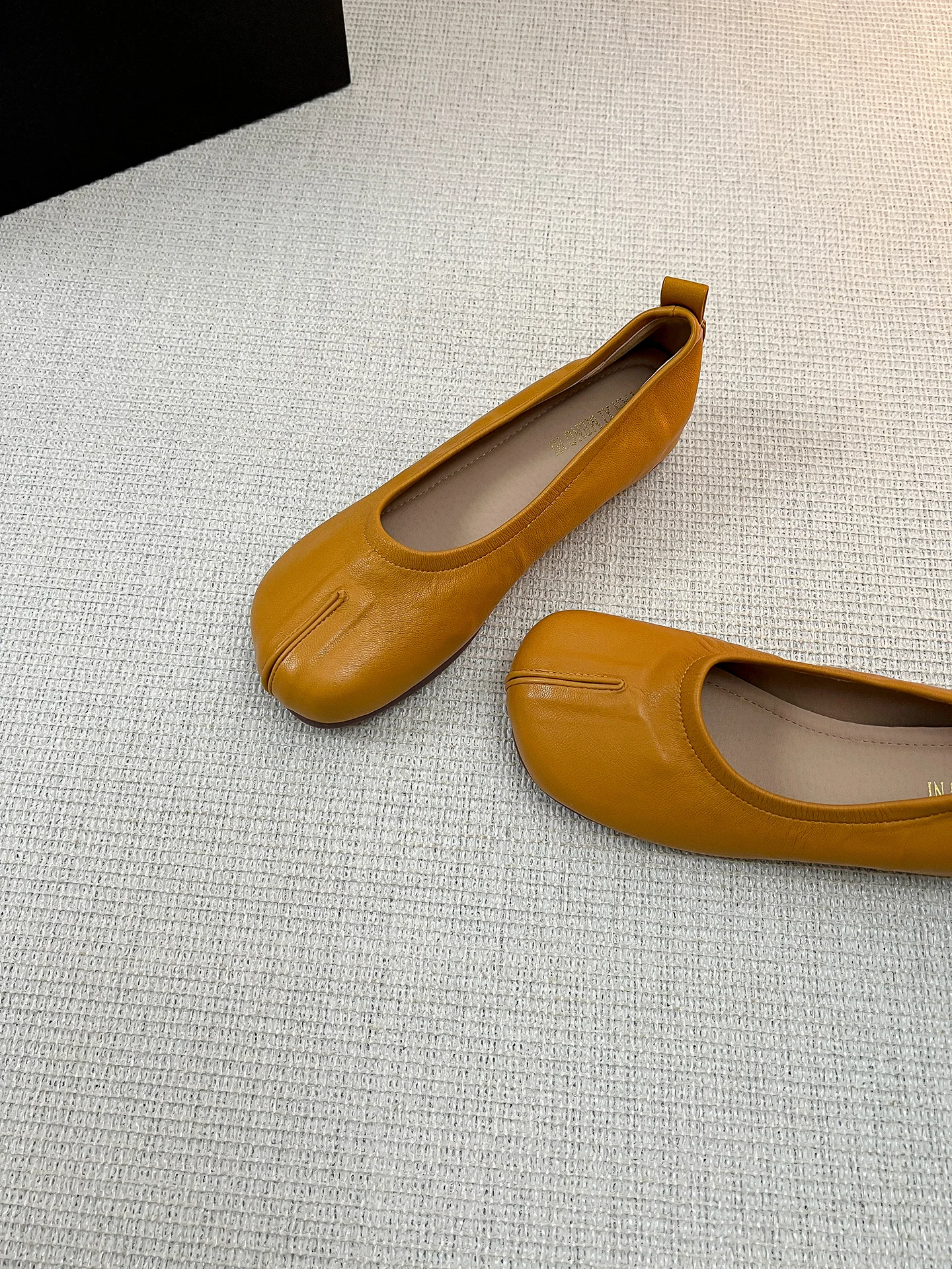 ballerine-comode-con-suola-morbida-per-pendolari-gialle-slip-on-punta-tonda-versione-in-pelle-di-pecora-scarpe-leggere-da-donna