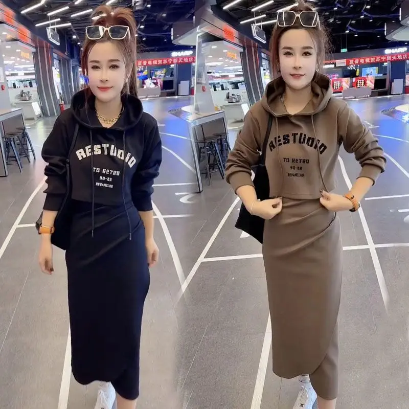 

Осенний новый корейский стиль, модный спортивный комплект для отдыха, женский пуловер с капюшоном и буквенным принтом + платье-майка, комплект из двух предметов