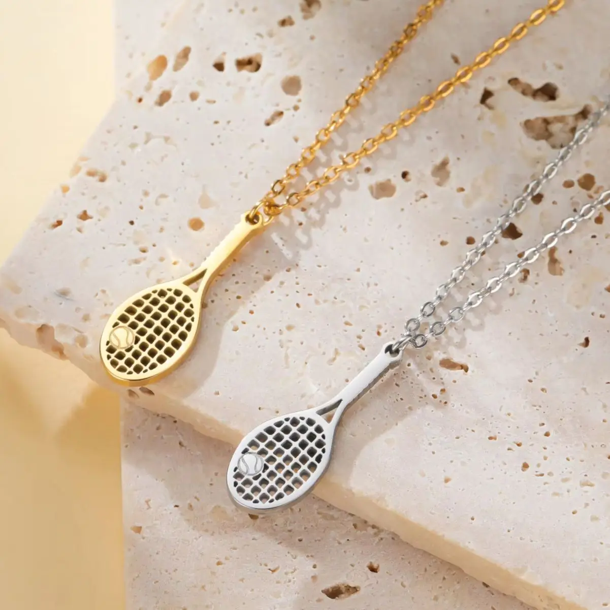 Sport-Tennisschläger-Anhänger Damen-Halsketten 2026 Edelstahl Trendiger Schmuck Goldfarben Tennisball-Halsketten Geburtstagsgeschenk