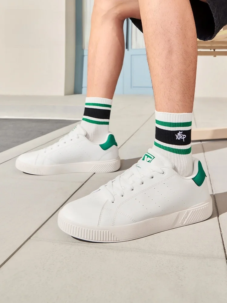 

XTEP Casual Shoes Unisex Low-Top All-Match Lightweight Retro Sports Sneakers for Men And Women in Black Color