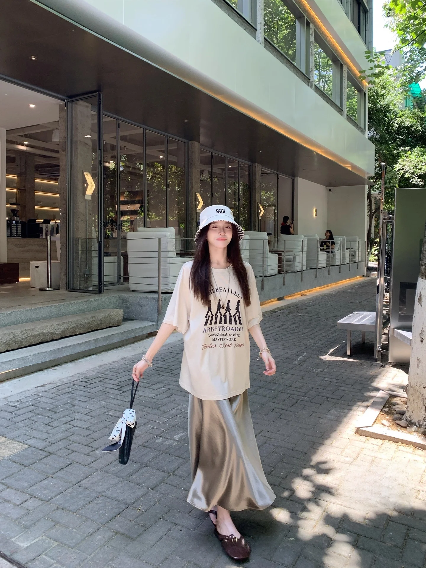 

Комплект: винтажная футболка FF BLUE из 75% хлопка и юбка А-силуэта с цветочным принтом, круглым вырезом и коротким рукавом.