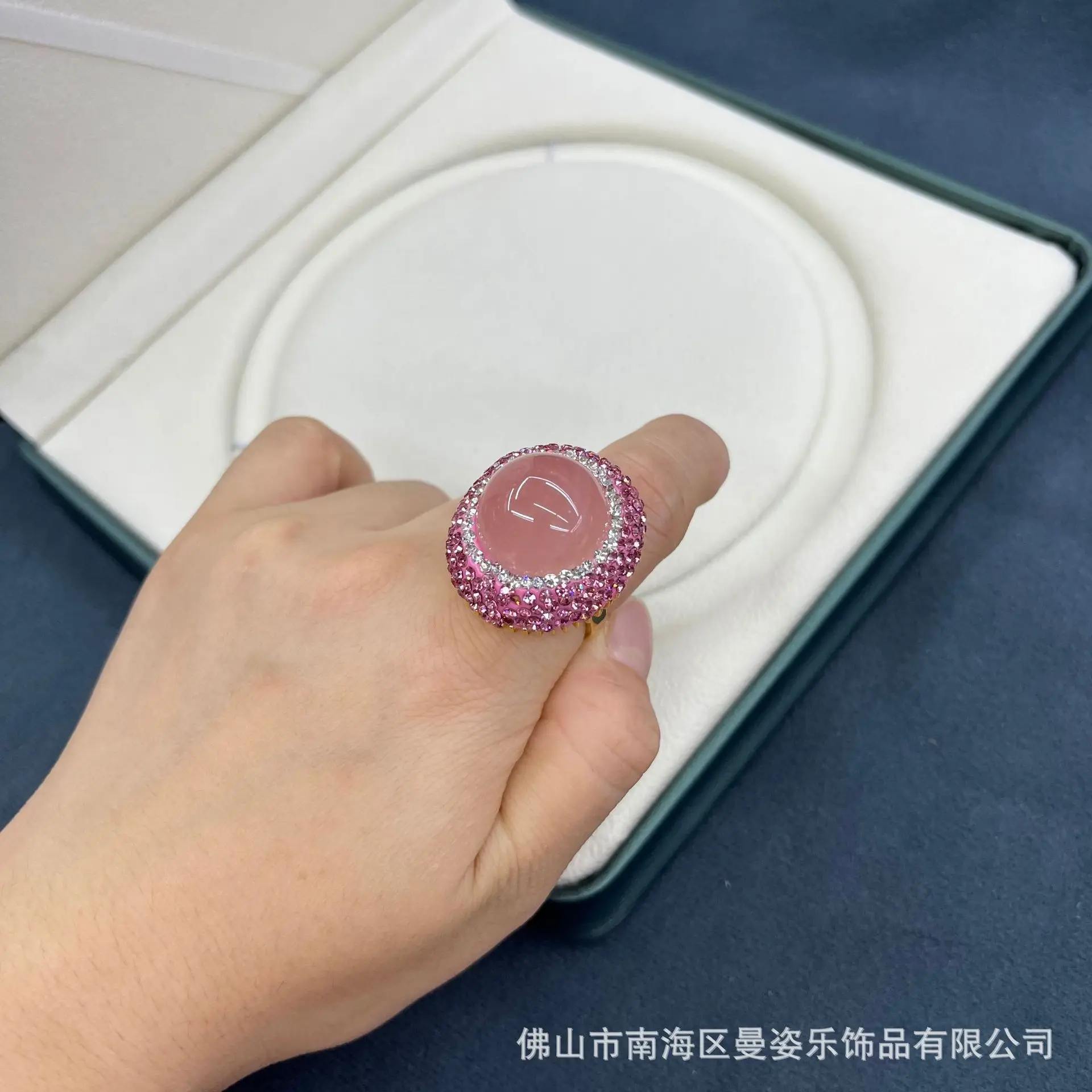 

Internet celebrity live broadcast new natural powder crystal French personality inlay Czech crystal high-end direct batch ring