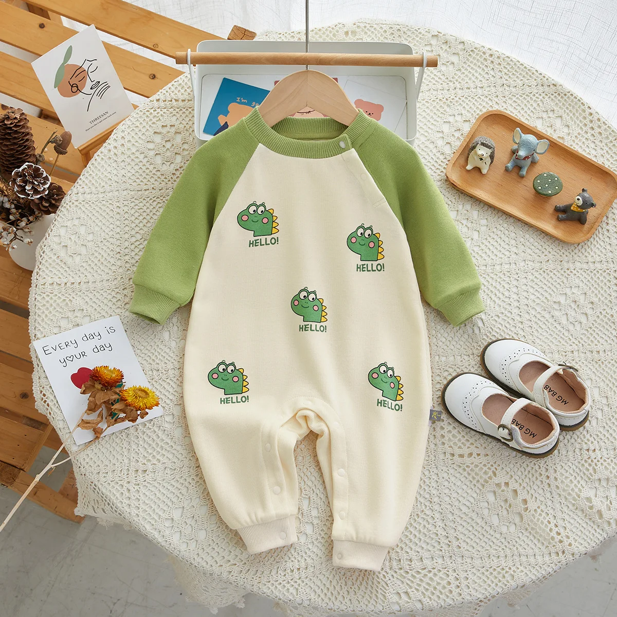 

Spring and Autumn New Baby romper Banana Dinosaur Newborn Clothes Long sleeved