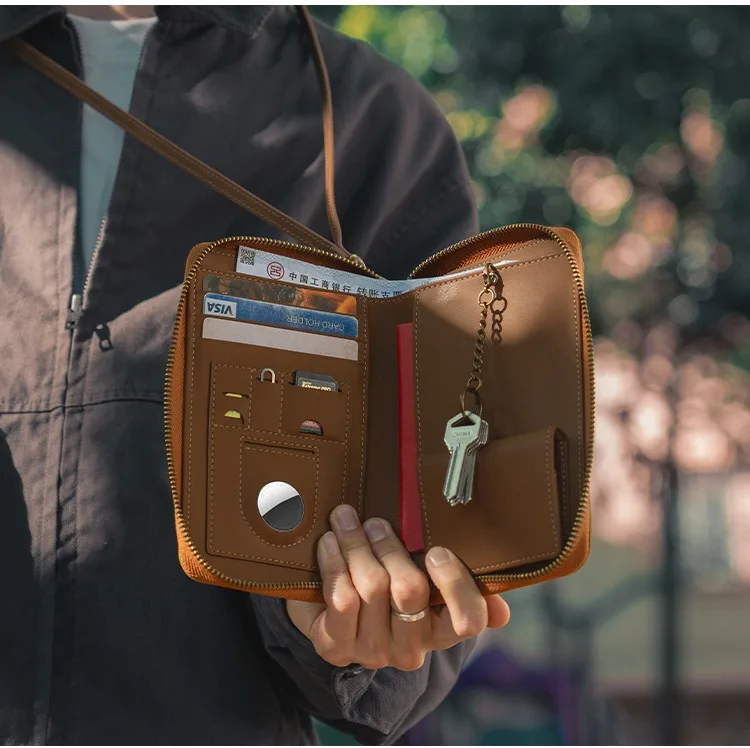 Herren-Reisepasshüllen aus Leder mit AirTag-Schlitz, multifunktionale Reisebrieftasche mit Umhängeband, mehrere Kartenfächer und Reisepasshüllen
