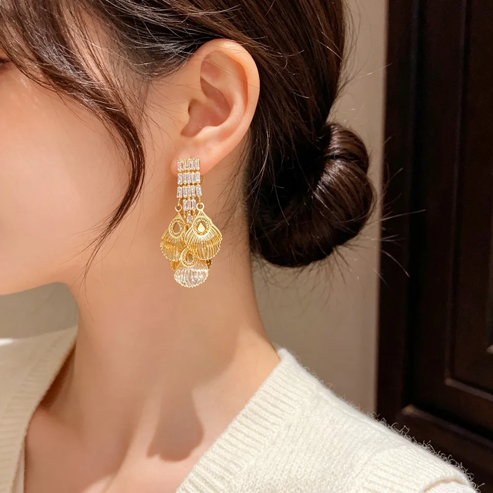 Personality exaggerated peacock tail fringed earrings female, fashionable retro long thin earrings