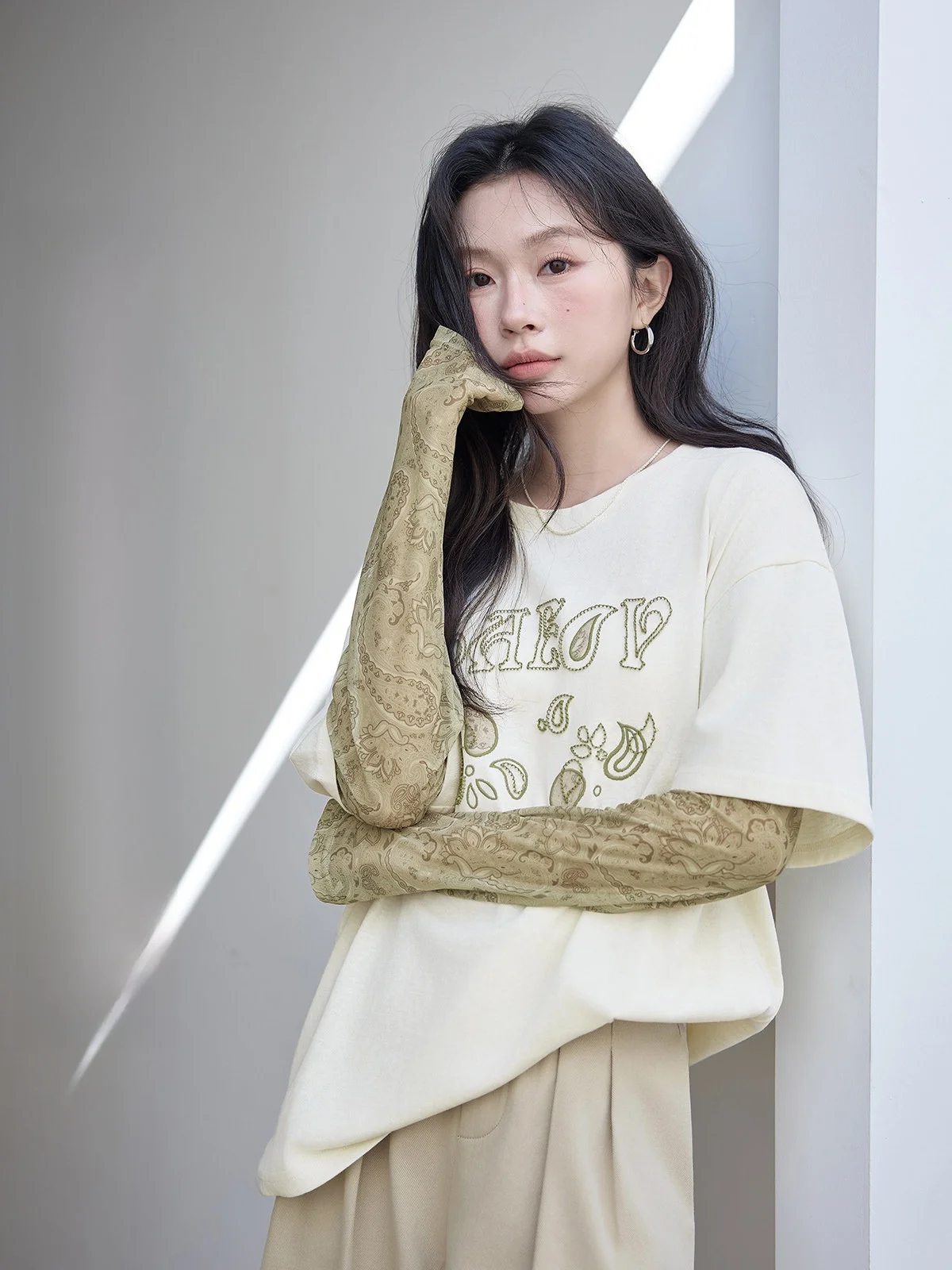 

HuiXi Long Sve T-irt Women's Spring New Embroidery Me Splicing Design Sense Top Korean Sle Commute Wind Regular Sve
