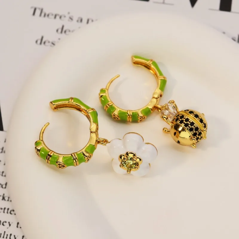 

Green Small Fresh Flower Earrings for Women Niche Design Earrings Cute Fat Bee Temperament Versatile Metal Earrings for Women