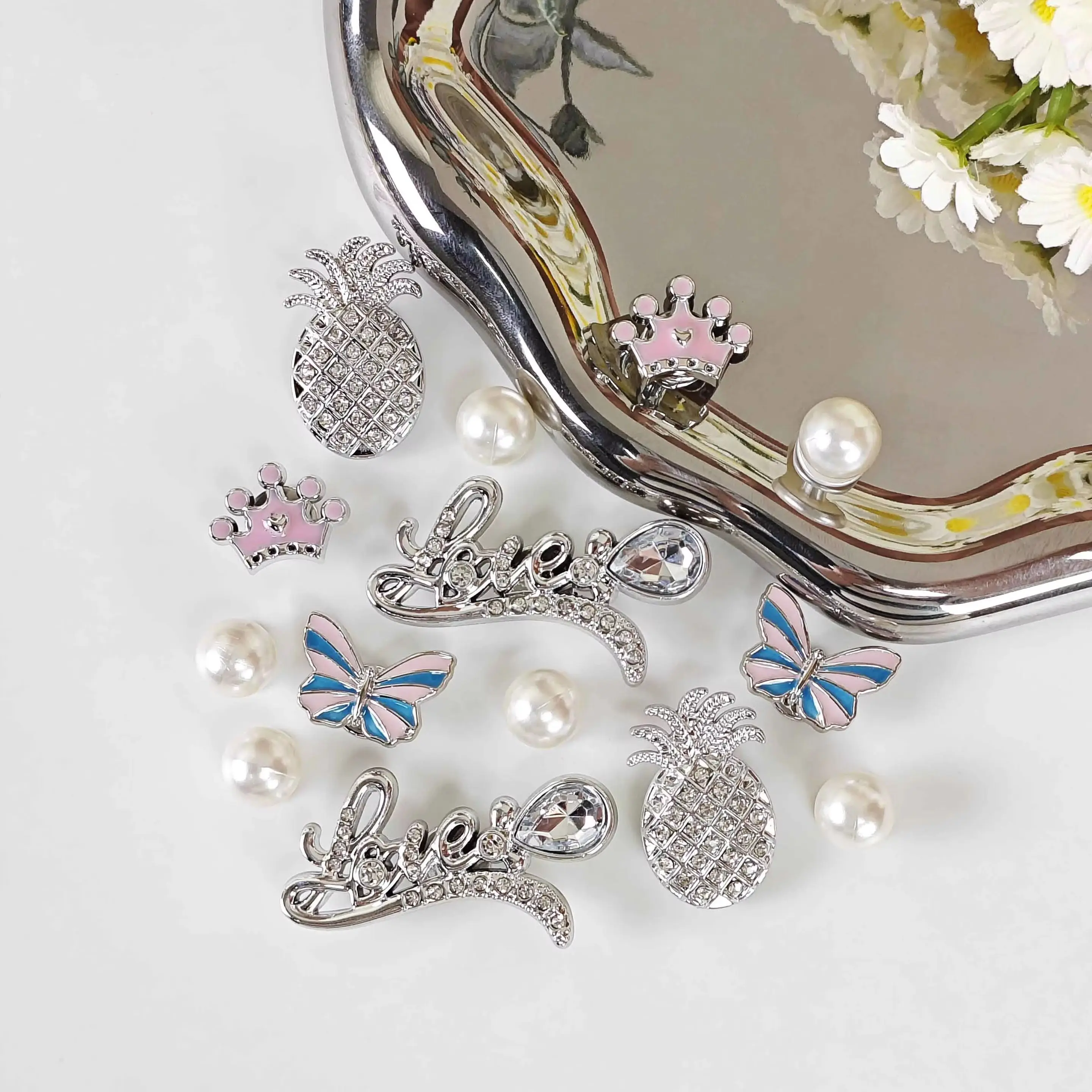 14Pcs DIY Shoe Decoration Charms, Shiny Letters, Pineapple, Butterfly, Crown, Imitation Pearl Decorative Buckles, Non-Metal Lightweight Material, Y2K Fashion Versatile Cute Personality Accessories for Men and Women, Suitable for Eva Beach Shoes, Sandals, Removable Shoe Decoration, Holiday Gift