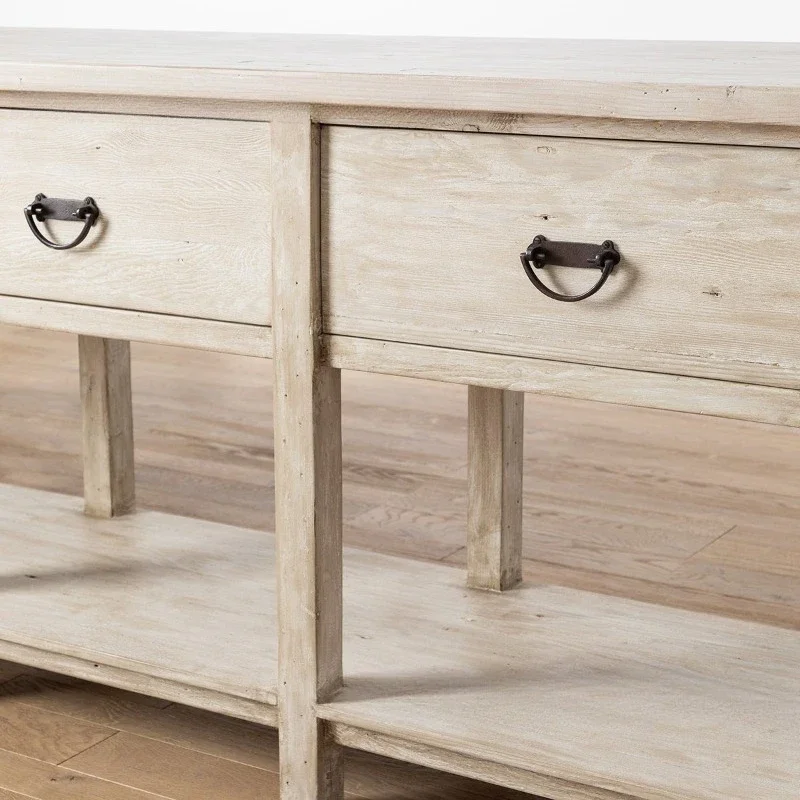 غرفة المعيشة ذات الخزانة الجانبية القديمة الأمريكية على الحائط مقابل مكتب المدخل الفرنسي للتخزين المنزلي