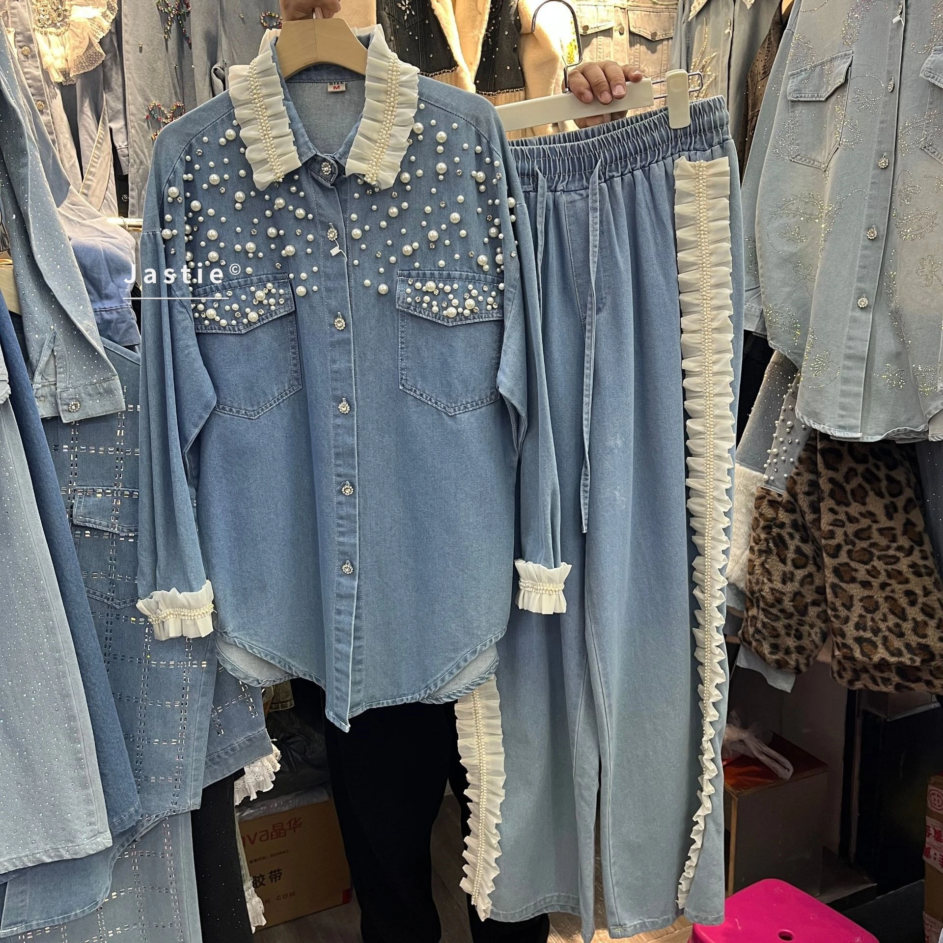 

Роскошная джинсовая рубашка с жемчужными бусинами для женщин, элегантная блузка из денима с тяжелой отделкой стразами, с рюшами на воротнике, длинными рукавами, джинсовый топ, новинка 2026 года