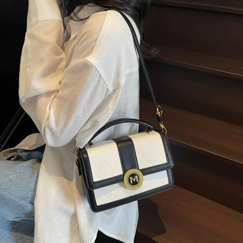 

2025 Новая женская модная маленькая квадратная сумка с откидной крышкой - сумка через плечо с цепочкой, универсальная, модная с высоким качеством чувствительности