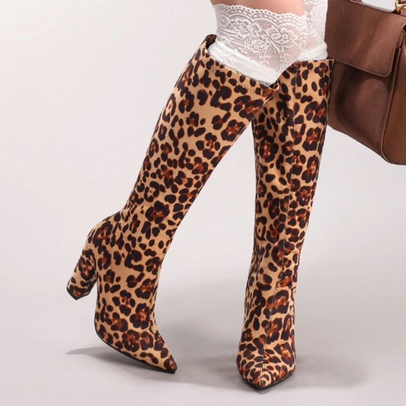 

Сексуальные женские сапоги до колена с леопардовым принтом, модные замшевые высокие сапоги с острым носком 2025, женские длинные сапоги с боковой молнией