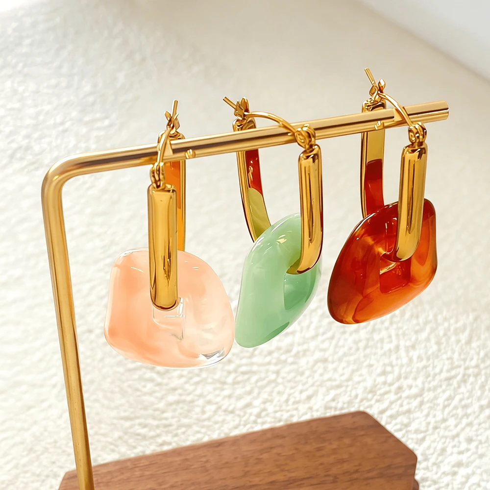 シックな抽象樹脂フープドロップイヤリング、ゴールドカラーメッ - Resin Art Ring のレビューと価格