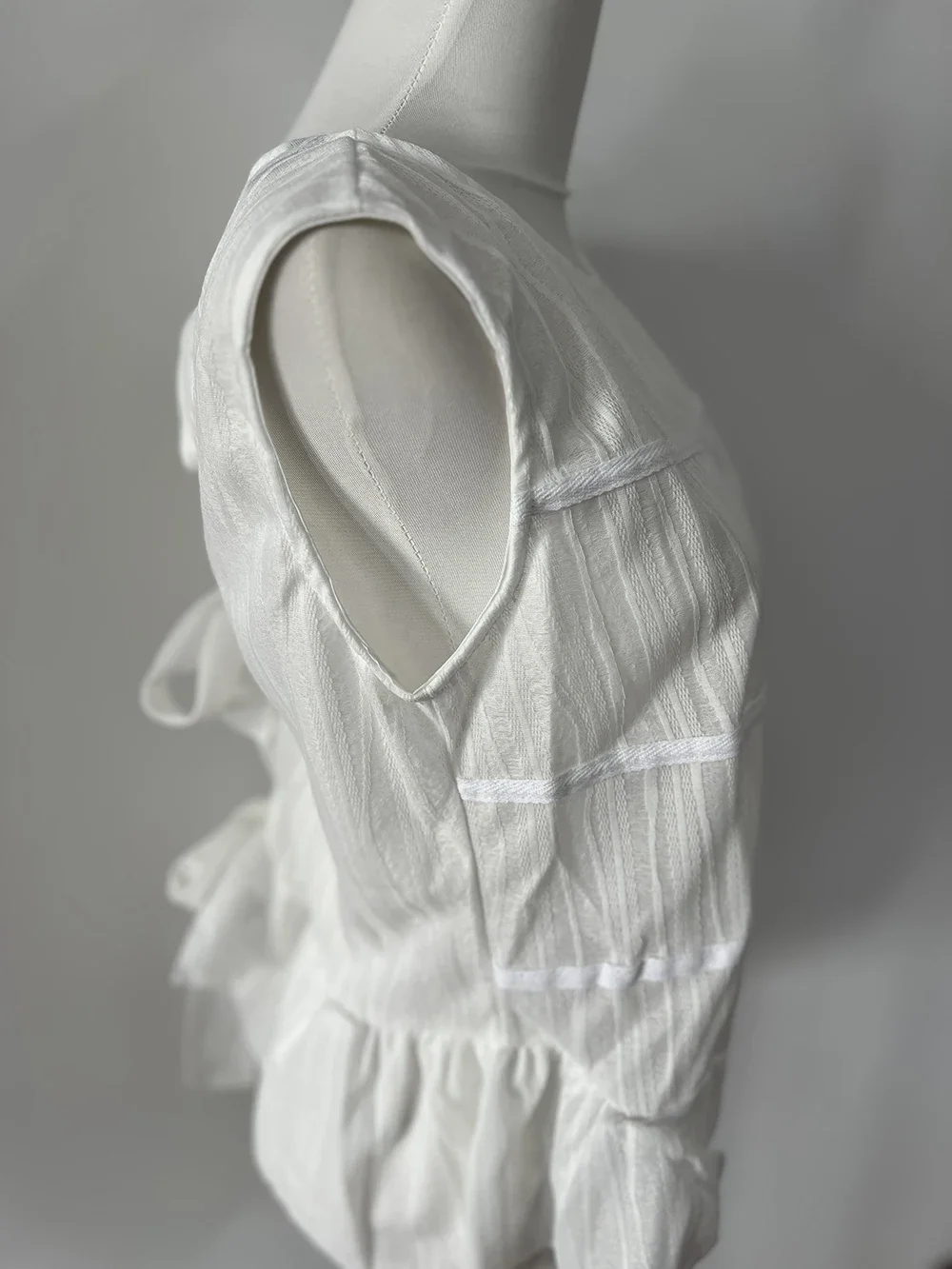 Camicie bianche corte da pendolarismo chic francesi Top da donna Estate Nuovo fiocco irregolare con lacci Camicette senza maniche dimagranti Abbigliamento donna