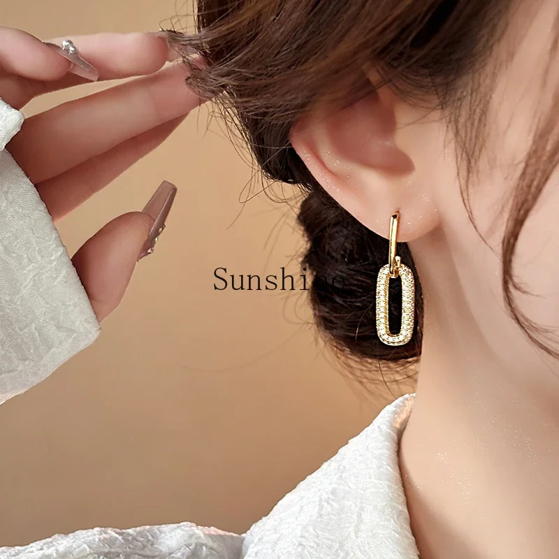 New geometric earrings for women with a high-end feel