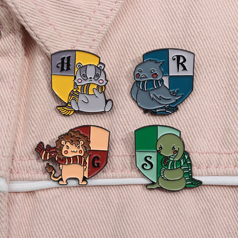 

Cartoon Magic School Animal Enamel Pins Cute Eagle Snake Owl Badger Scarf Lapel Badges Wizard Movie Brooch Jewelry Gifts