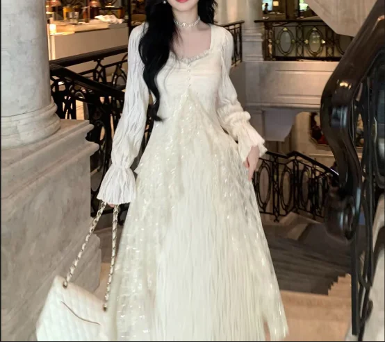 

Lace sewn slim fit long skirt