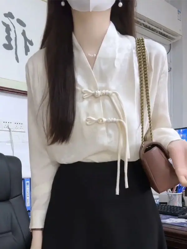 

Элегантная женская рубашка в китайском стиле с длинным рукавом, V-образным вырезом, на пуговицах, из атласной ткани, модная, высокого качества, для повседневной носки, ранняя весна