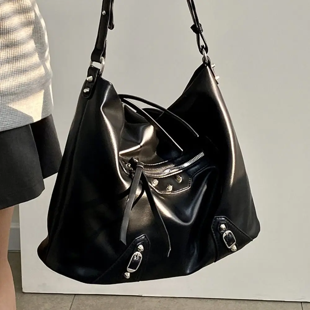 Borsa da locomotiva con rivetti casual di grande capacità Borsa a tracolla retrò di nuovo design punk Borsa da viaggio elegante in PU sotto le ascelle