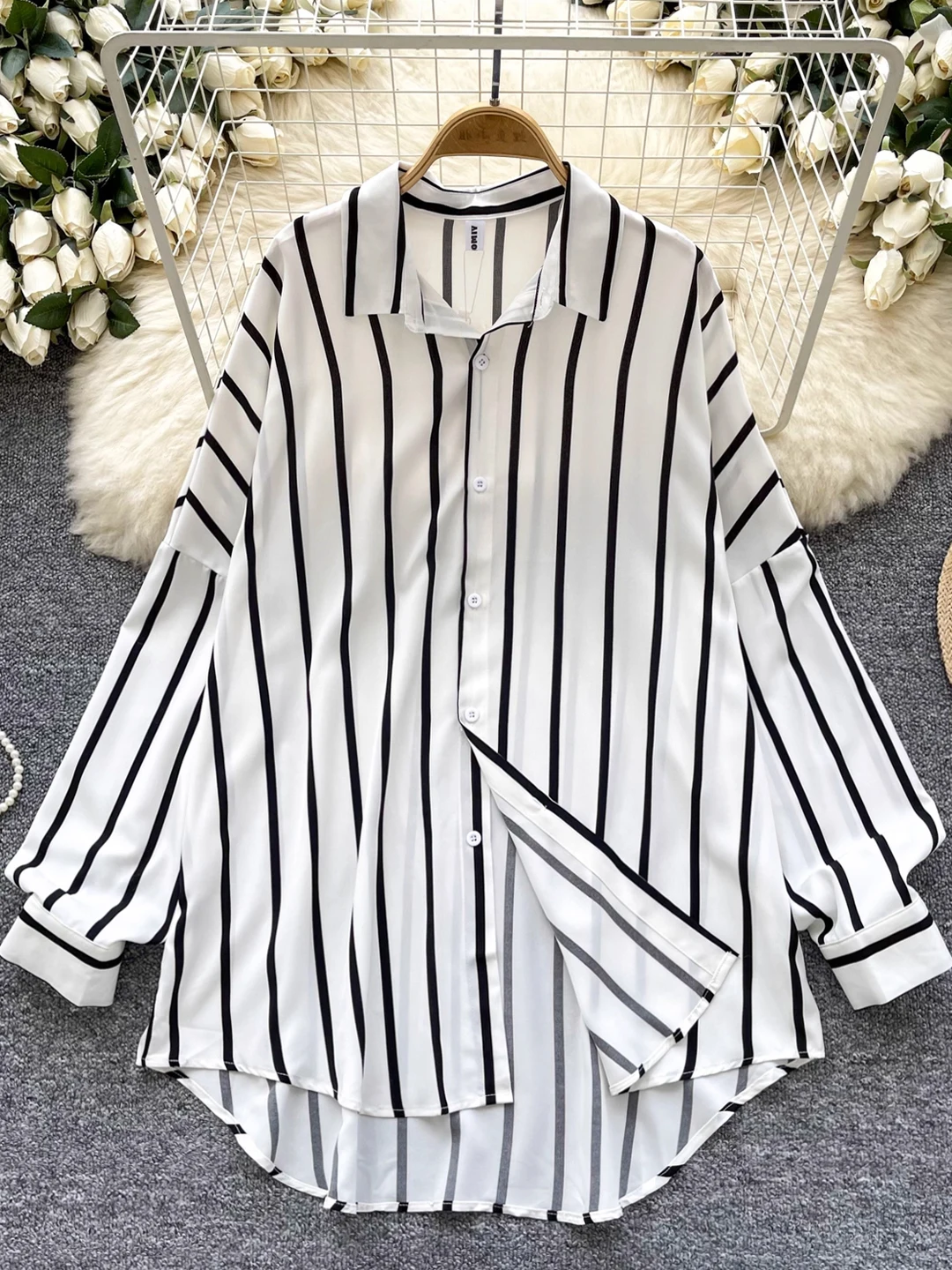 

Дизайнерская повседневная полосатая рубашка для женщин: свободный крой, стройнящий эффект, новинка весны, на пуговицах, с длинным рукавом, воротник, для повседневной носки