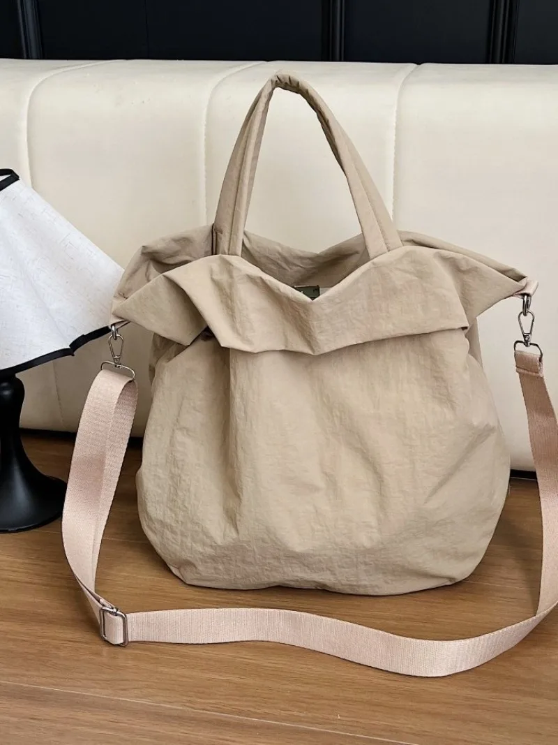 CEEKAY Mattschwarze, gekräuselte Nylon-Umhängetasche, übergroße, weiche Umhängetasche mit einfacher Überschlagöffnung, breiter, verstellbarer Stoffriemen, lässige Handtasche – Detail 12