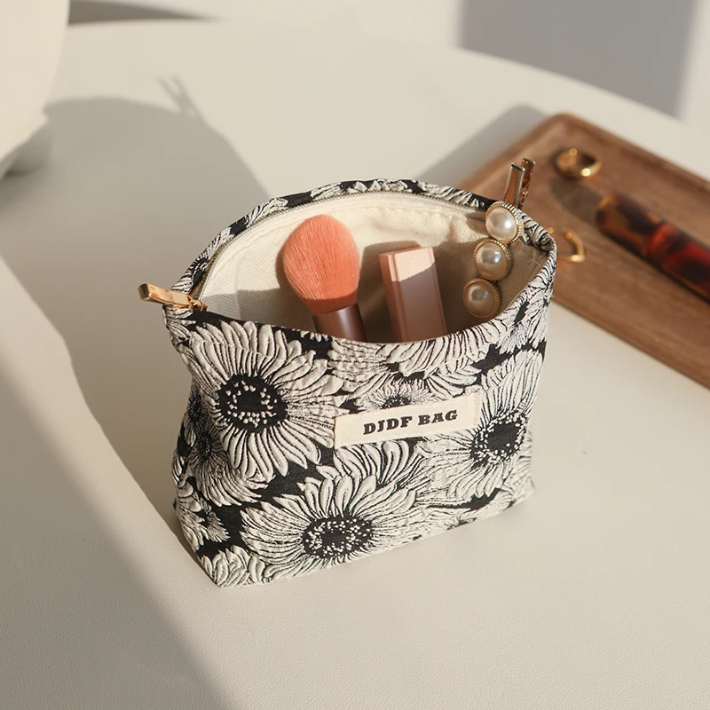 Women\'s Cosmetic Bag Small Classic Black and White Daisy Cosmetic Lipstick Storage Bag Portable Coin Purse Commuter Card Holder