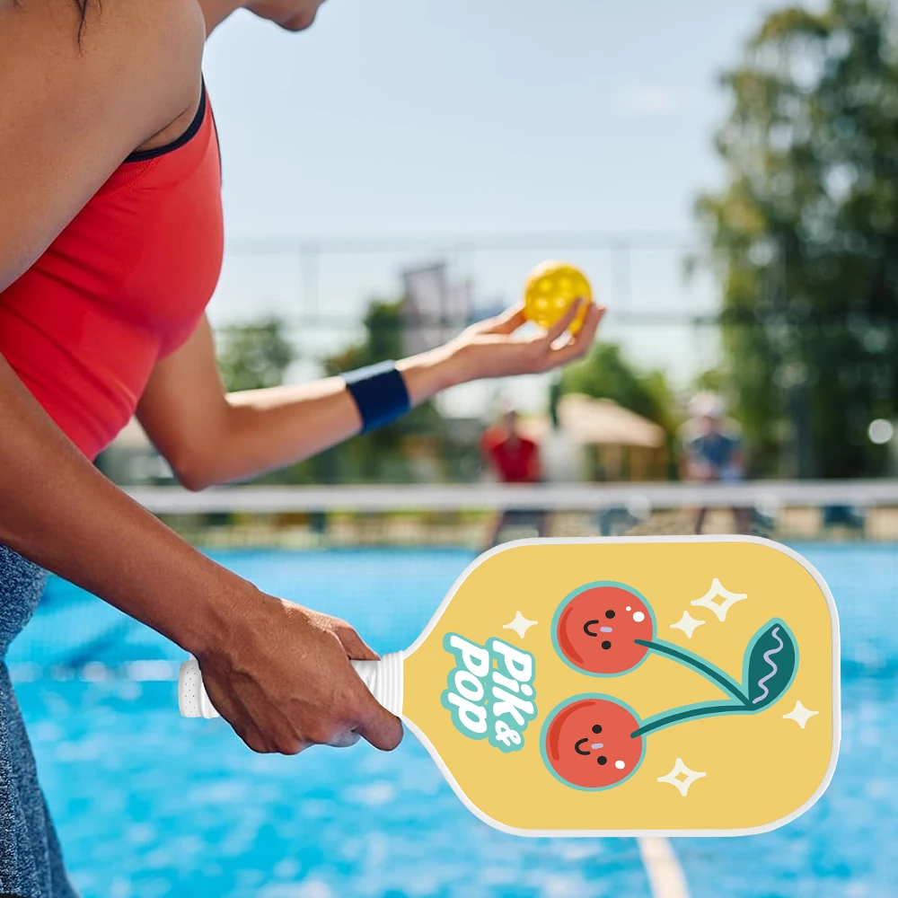 

Универсальный набор Pickleball, 2 сотовых сердечника премиум-класса, 4 мяча и сумка для переноски. Ваш полный комплект для путешествий, природе и в помещении.