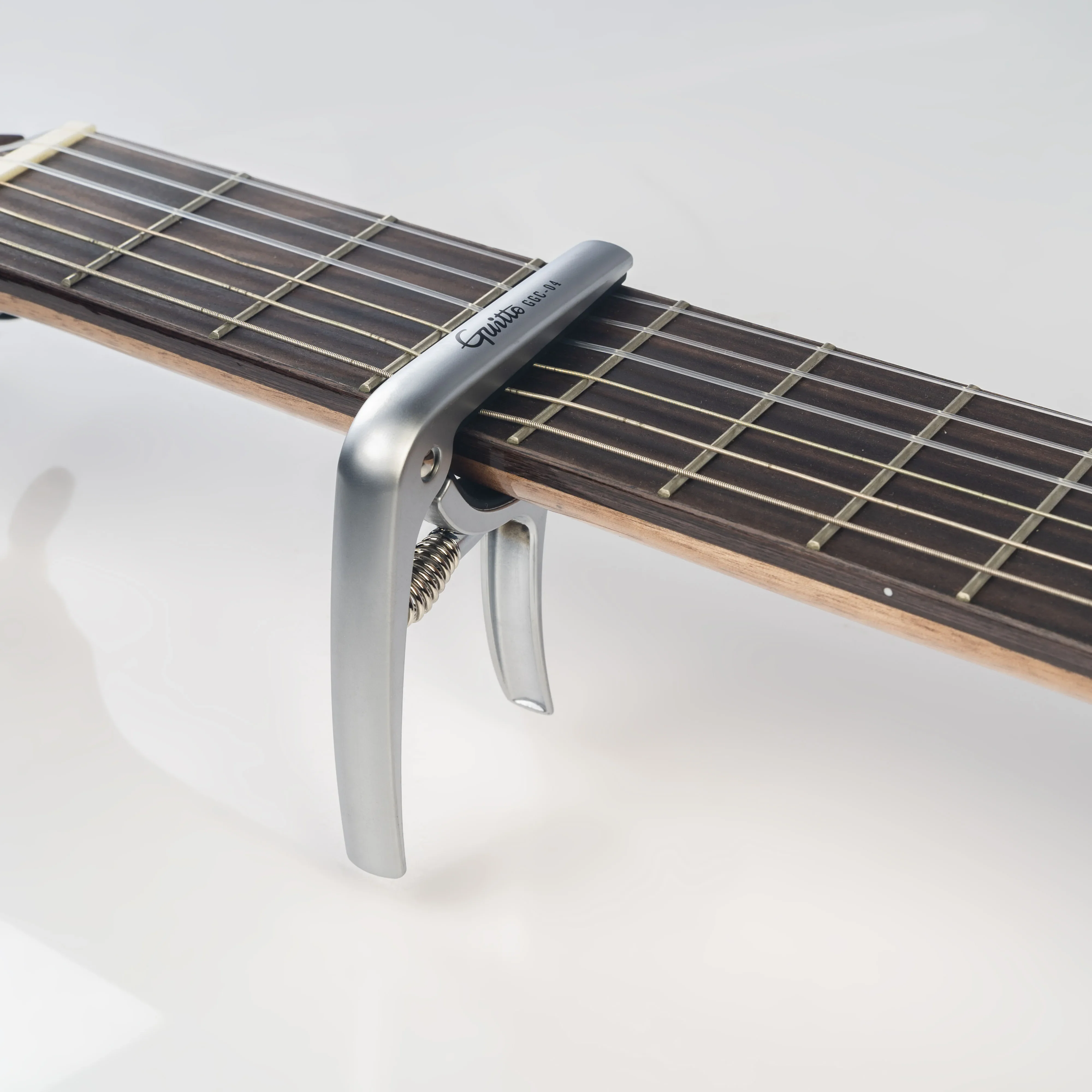 GUITTO GGC-04 Gitarren-Capo für akustische klassische E-Gitarre, universelles Zubehörteil, multifunktionale Stimmklemme aus Zinklegierung – Detail 7