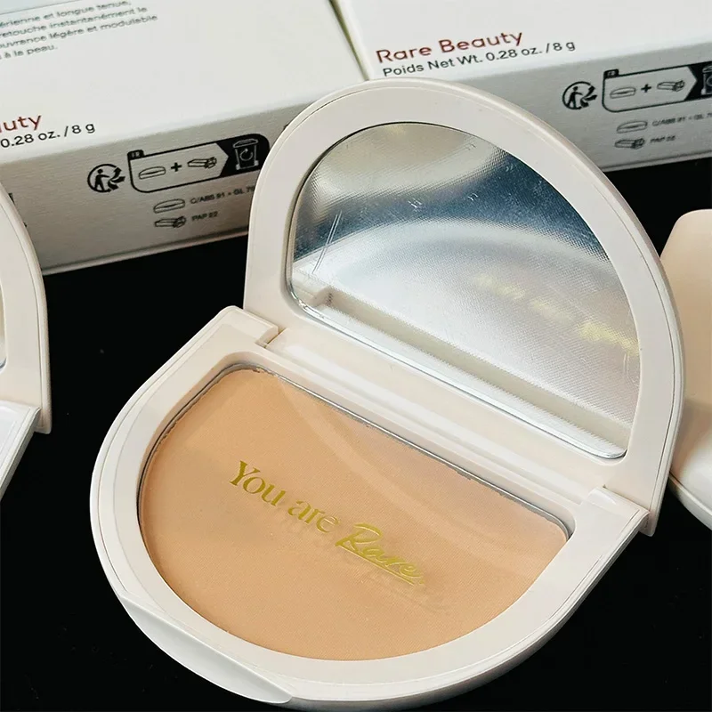 Zeldzame schoonheid True To Myself getint geperst afwerkingspoeder Direct vervaging Glad Verminder glans en verstelbare make-up met natuurlijke afwerking