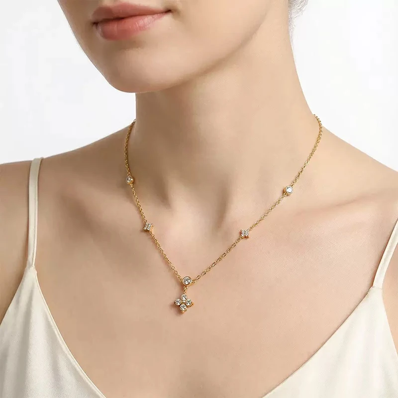 Edelstahl-Halskette in Goldfarbe mit blumenförmigem Strass für Frauen, zierliche Stern-Schlüsselbeinkette, elegantes Schmuckgeschenk. – Detail 13