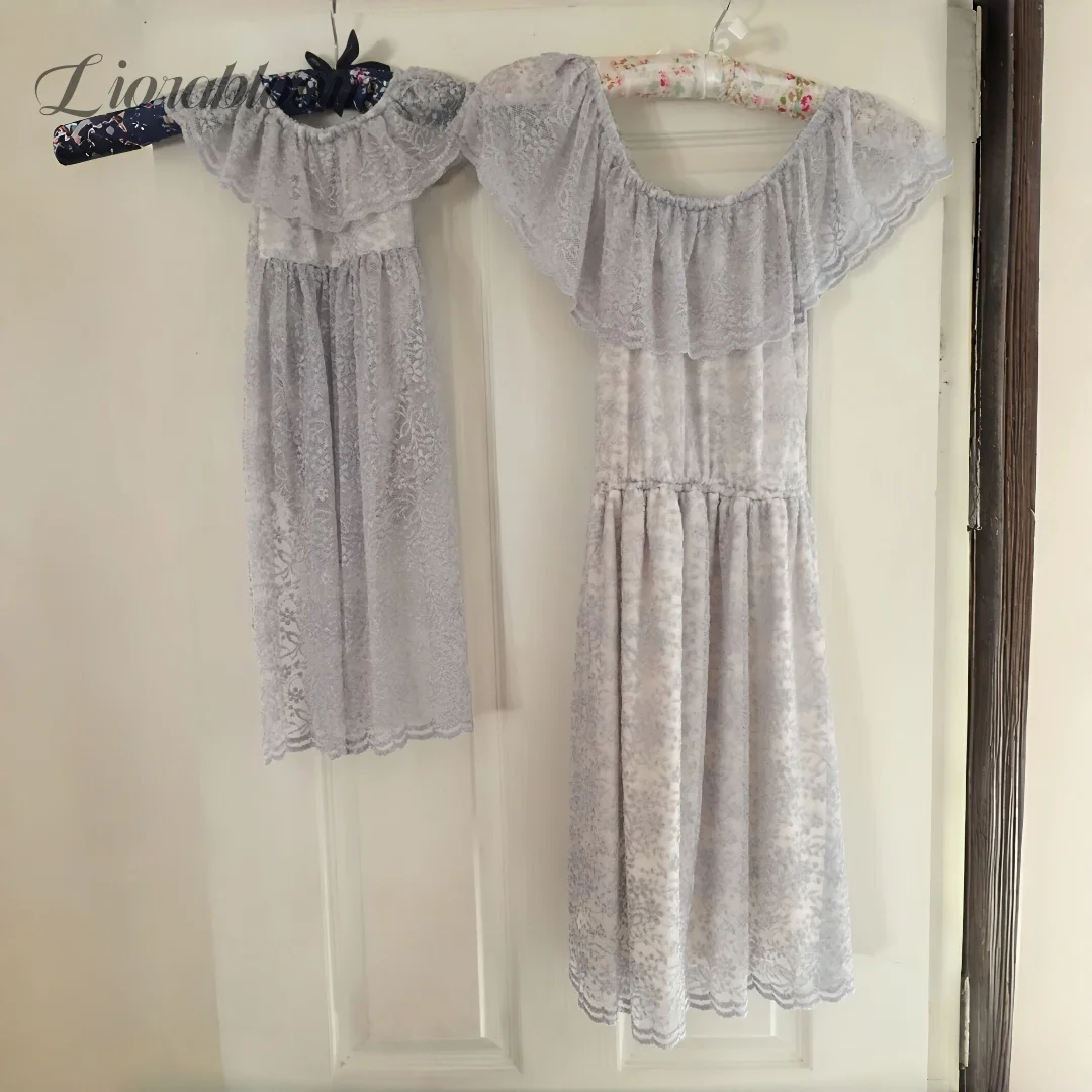 Abito da Damigella Personalizzato in Pizzo per Bambine, Vestito da Principessa con Spalle Scoperte, Maniche a Sbuffo in Tulle e Cintura a Nastro