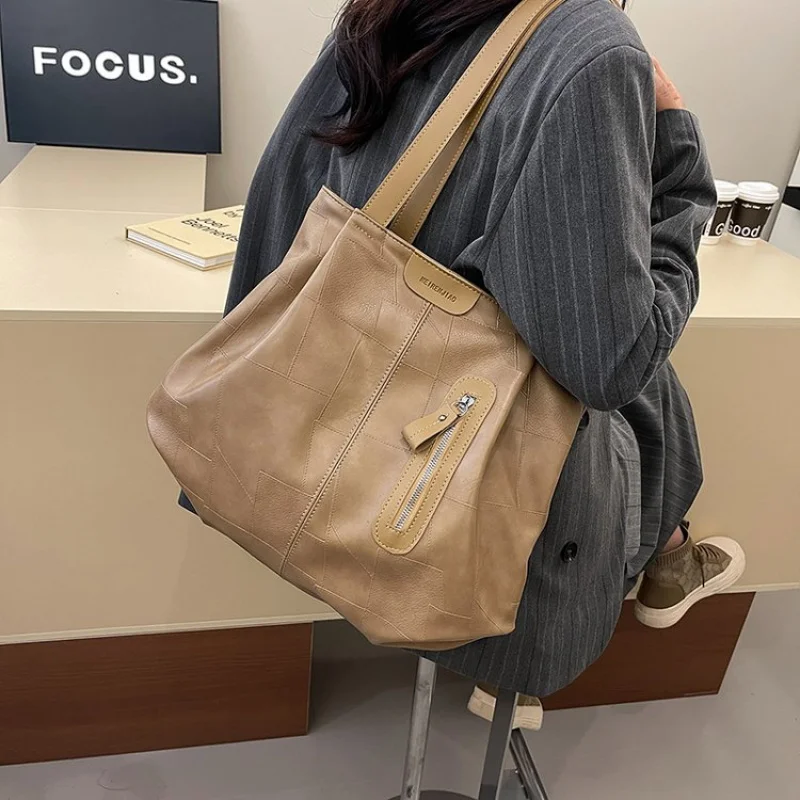 

Women's Messenger Bag Crafted From Fine Leather Featuring Paris Style And High-End Elegant Vintage Look​