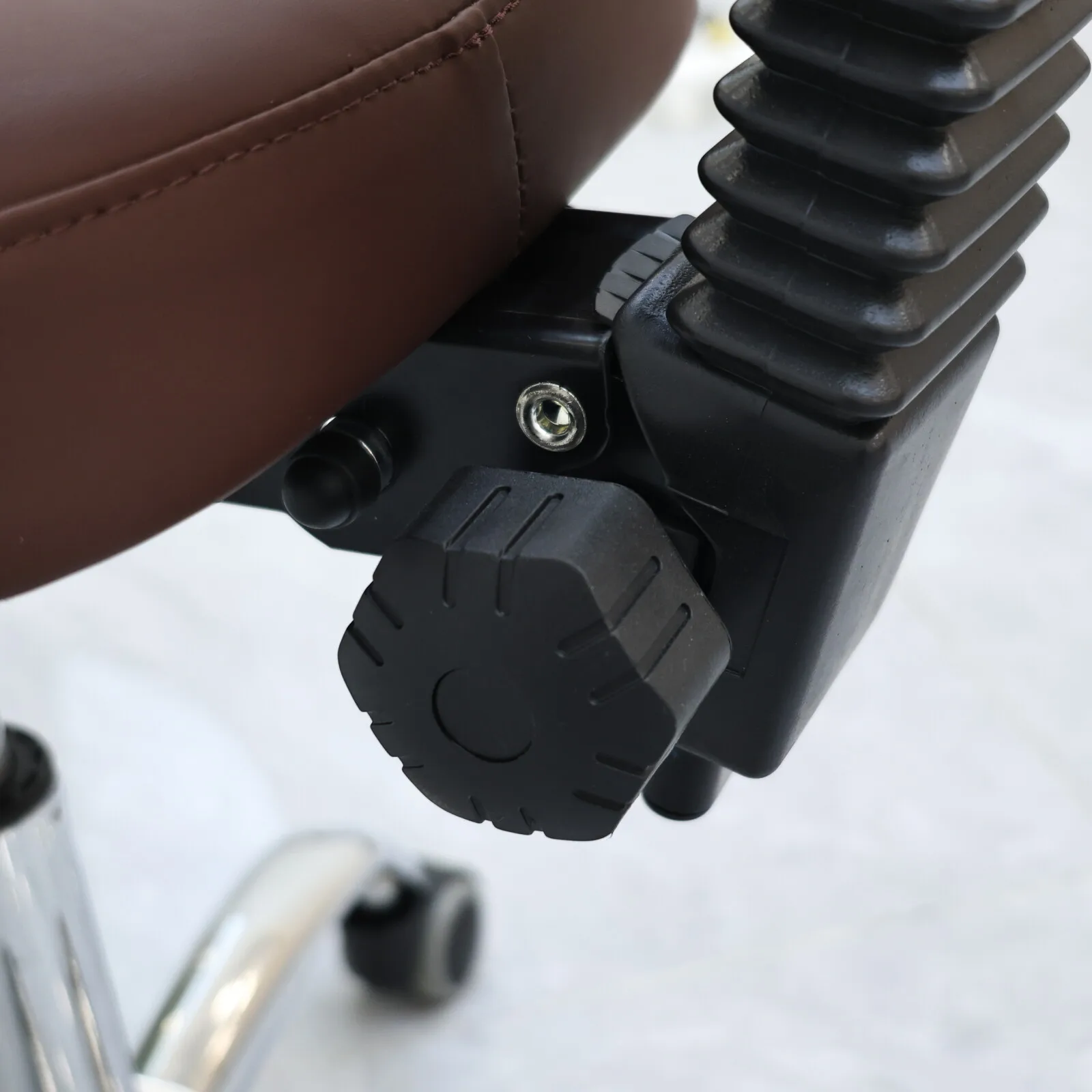 Ergonomischer Rollhocker mit Rückenlehne, für Nageltechniker, Friseure & Zahnärzte, Komfortabler Hebe-Technikerstuhl mit Rollen – Detail 12