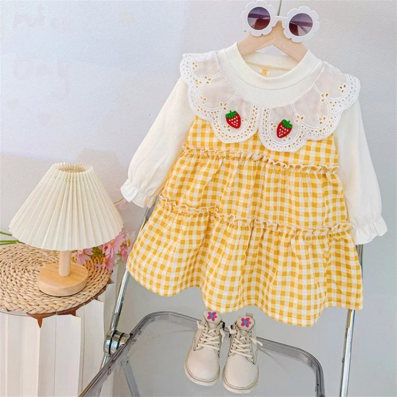 2026 جديد الكورية طفل فتاة فستان دمية طوق الفراولة التطريز خمر مدقق فستان الخريف الاطفال ملابس كاجوال للحفلات