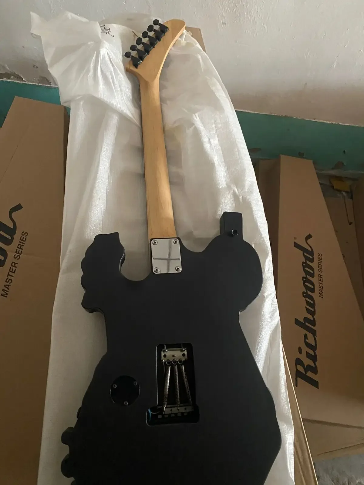 Custom Carved Electric Guitar, J Frog George Lynch Skull, Black Tremolo Bridge, for Beginners & Pros