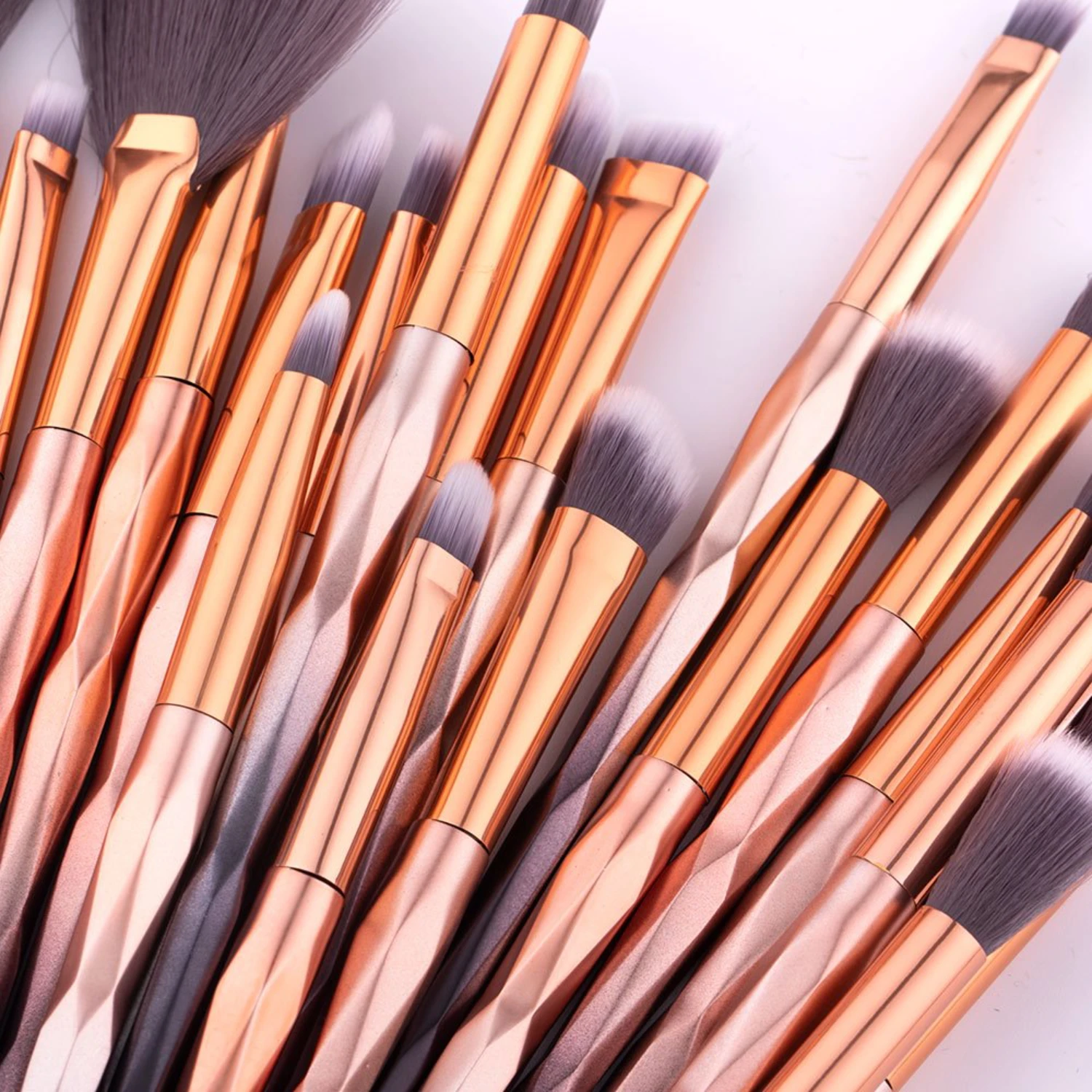 快適なメイクアップと美容ツール用のソフトナイロンブラシ20本セット